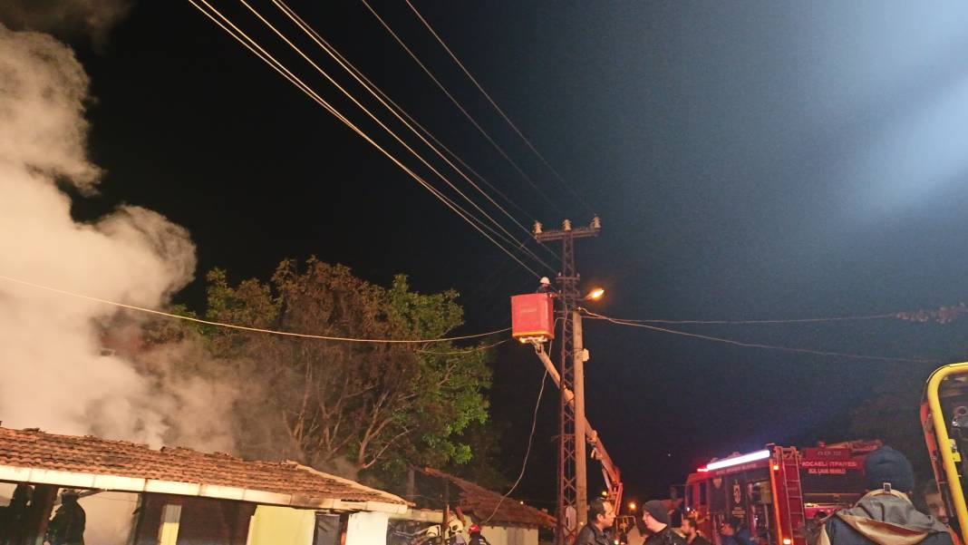 Kocaeli'de ‘pes’ dedirten olay: Alkol alıp, annesi de içerideyken evi ateşe verdi - Resim: 16